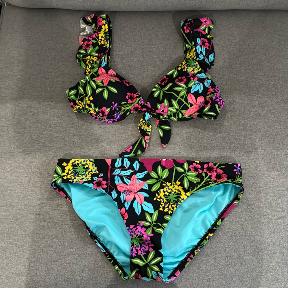 Never Worn Bleu Rod Beattie ruffle top bikini NWOT